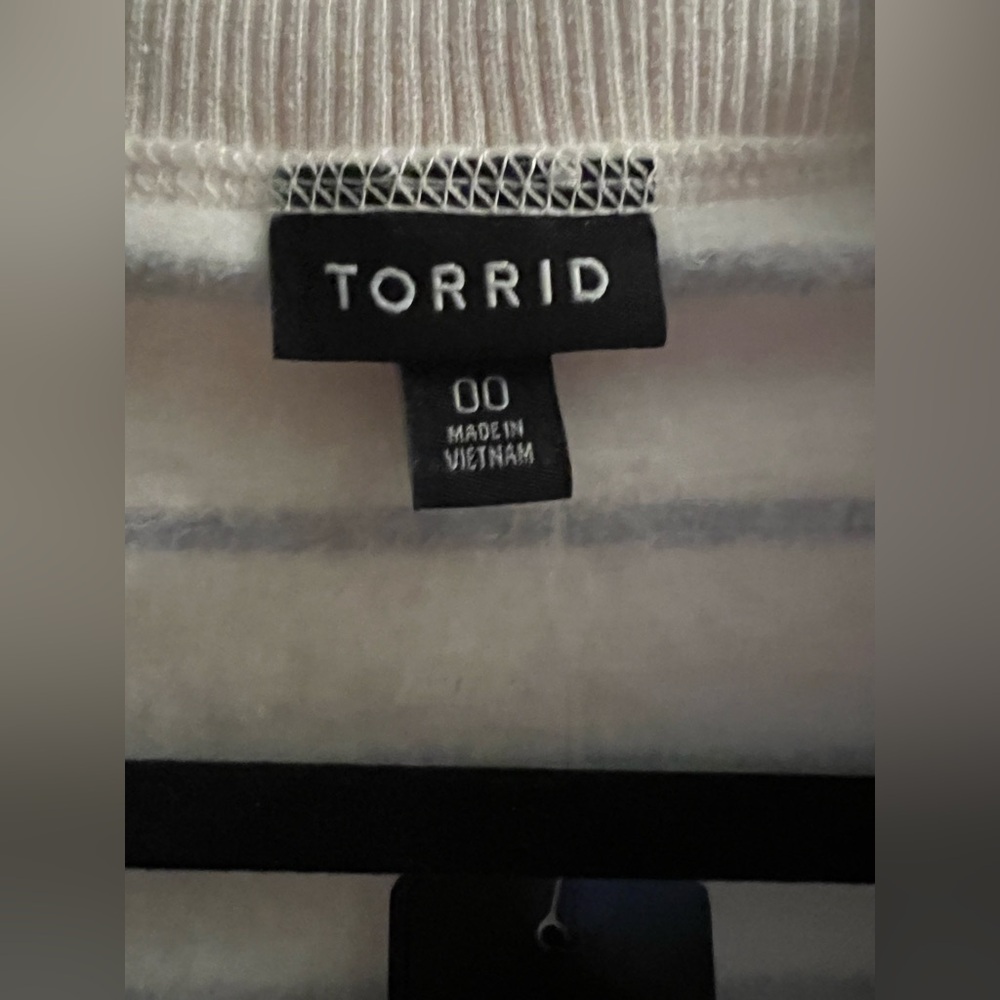 NWT Fleece V-Neck Sweatshirt. Size 00. - Picture 4 of 12